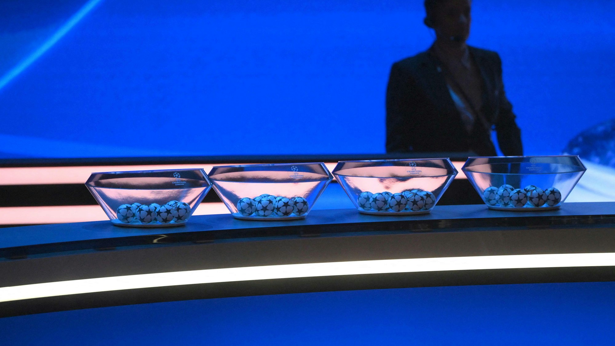 Die Töpfe mit den Loskugeln bei der Auslosung in Monaco.