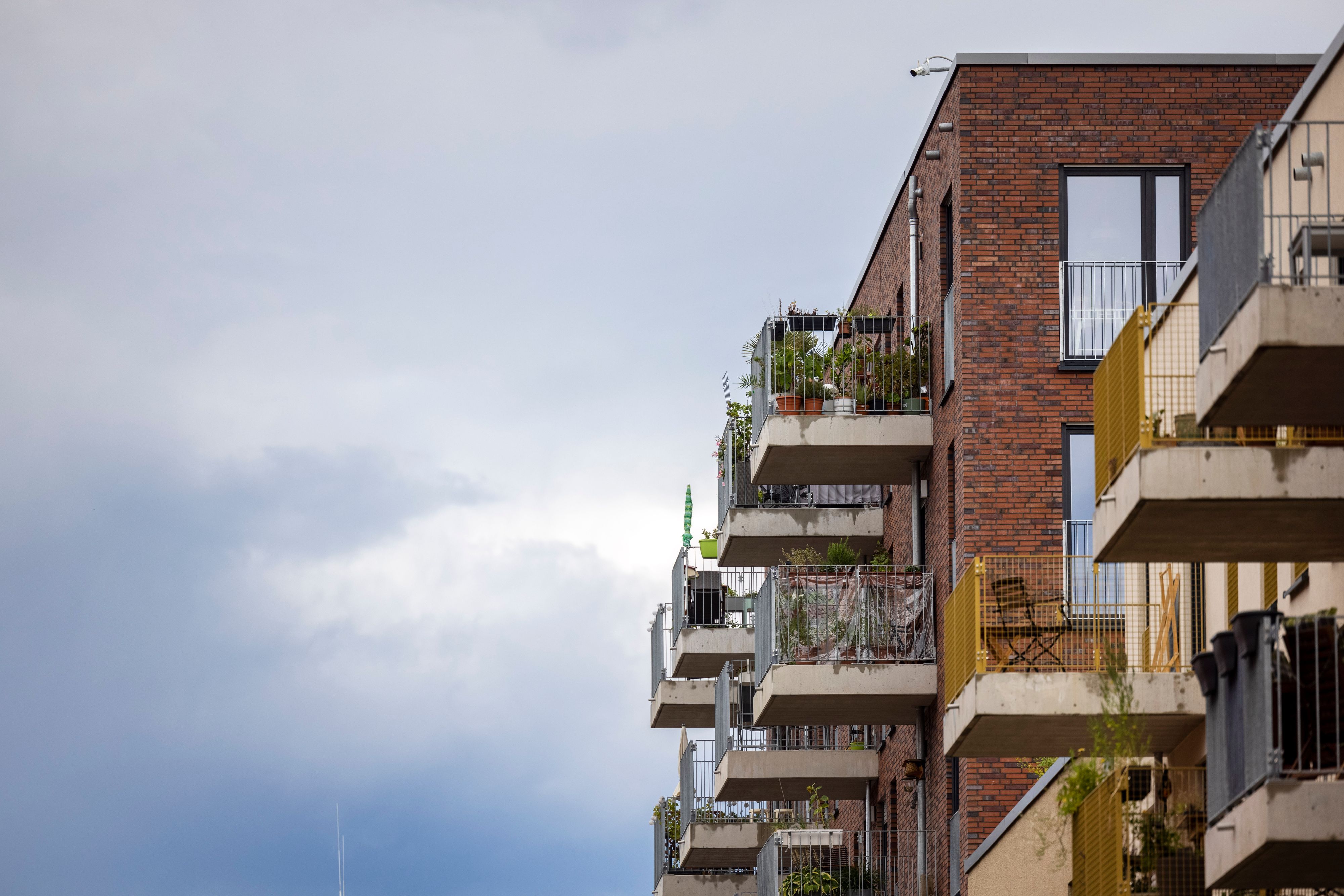 Balkone von Mietwohnungen sind im Neubaugebiet „Stadtquartier west.side“ in Bonn zu sehen