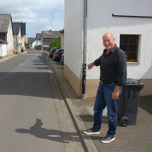 An der Engstelle der Hauptstraße steht Ripsdorfs Ortsvorsteher Rudolf Huth.