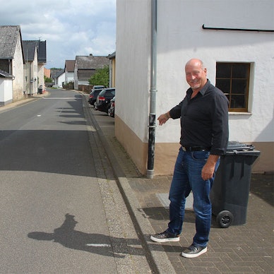 An der Engstelle der Hauptstraße steht Ripsdorfs Ortsvorsteher Rudolf Huth.