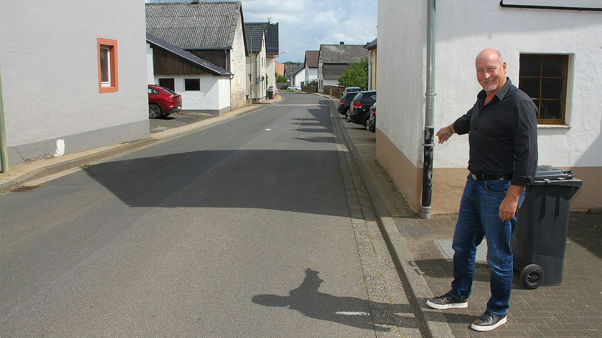 An der Engstelle der Hauptstraße steht Ripsdorfs Ortsvorsteher Rudolf Huth.