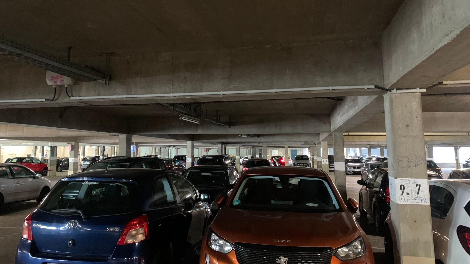 Autos stehen eng an eng auf der Parkfläche unter dem Karl-Gatzweiler-Platz.