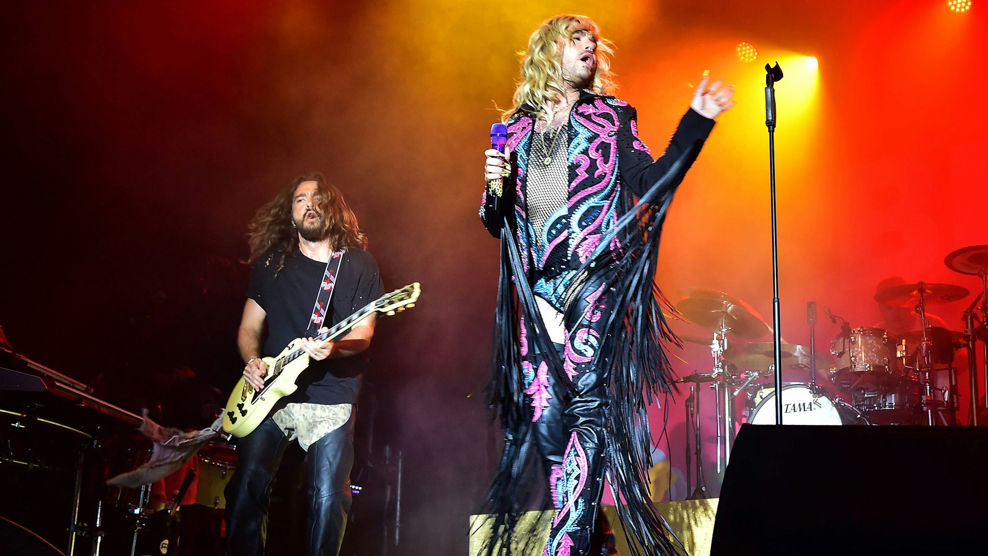 Die Brüder Tom und Bill Kaulitz bei einem Auftritt ihrer Band Tokio-Hotel zum CSD 2023 in Berlin. Die „The Voice“-Juroren würden gerne auch einmal Kommissare im „Tatort“ spielen.