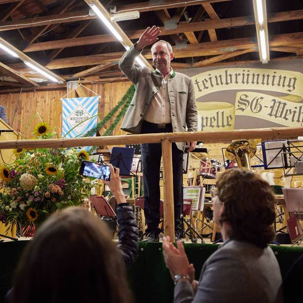 dpatopbilder - 29.08.2023, Bayern, Steinbrünning: Hubert Aiwanger (Freie Wähler, M), Wirtschaftsminister von Bayern, verabschiedet sich nach seiner Rede am Politischen Abend auf dem Herbstfest Steinbrünning. Die Freien Wähler präsentieren ihr Wahlprogramms und stellen die Land- und Bezirkstagskandidaten vor. Foto: Tobias C. Köhler/dpa +++ dpa-Bildfunk +++