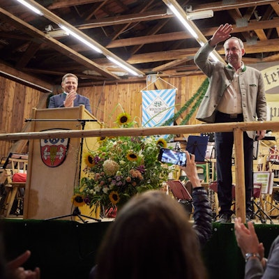 dpatopbilder - 29.08.2023, Bayern, Steinbrünning: Hubert Aiwanger (Freie Wähler, M), Wirtschaftsminister von Bayern, verabschiedet sich nach seiner Rede am Politischen Abend auf dem Herbstfest Steinbrünning. Die Freien Wähler präsentieren ihr Wahlprogramms und stellen die Land- und Bezirkstagskandidaten vor. Foto: Tobias C. Köhler/dpa +++ dpa-Bildfunk +++