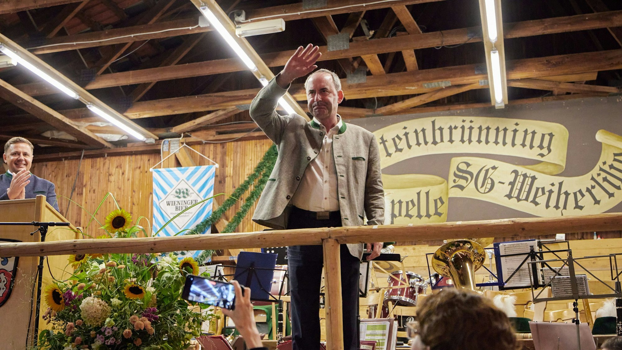 dpatopbilder - 29.08.2023, Bayern, Steinbrünning: Hubert Aiwanger (Freie Wähler, M), Wirtschaftsminister von Bayern, verabschiedet sich nach seiner Rede am Politischen Abend auf dem Herbstfest Steinbrünning. Die Freien Wähler präsentieren ihr Wahlprogramms und stellen die Land- und Bezirkstagskandidaten vor. Foto: Tobias C. Köhler/dpa +++ dpa-Bildfunk +++