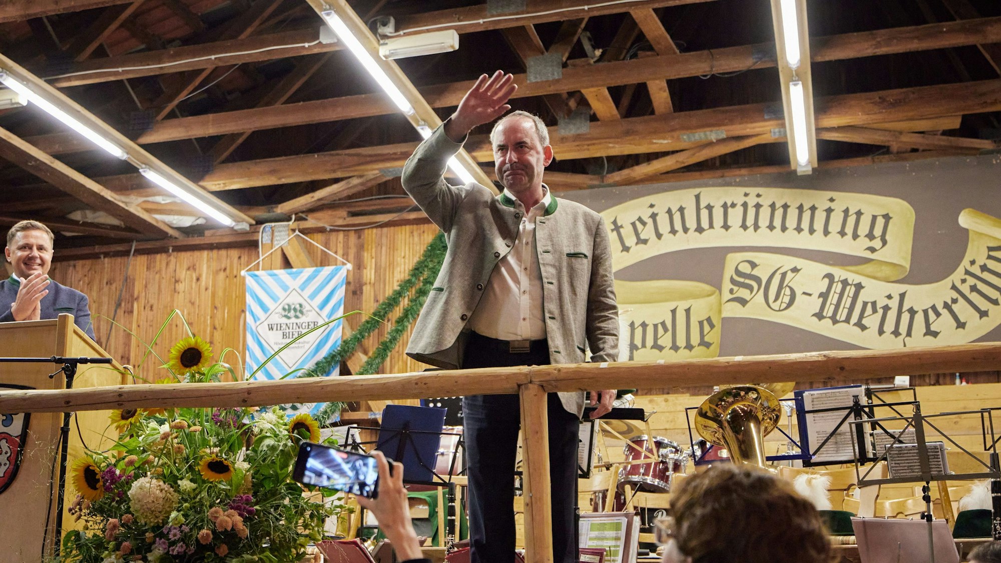 dpatopbilder - 29.08.2023, Bayern, Steinbrünning: Hubert Aiwanger (Freie Wähler, M), Wirtschaftsminister von Bayern, verabschiedet sich nach seiner Rede am Politischen Abend auf dem Herbstfest Steinbrünning. Die Freien Wähler präsentieren ihr Wahlprogramms und stellen die Land- und Bezirkstagskandidaten vor. Foto: Tobias C. Köhler/dpa +++ dpa-Bildfunk +++