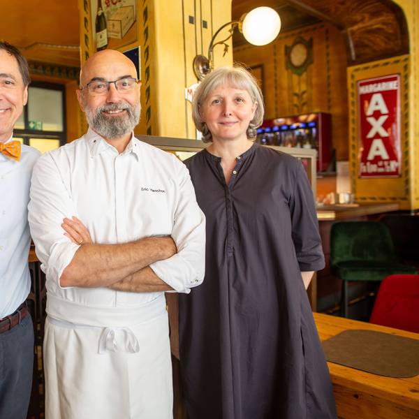 Wieder mit einem Stern ausgezeichnet: (v.l.) Vincent Moisonnier und der Koch Eric Menchon mit Liliane Moissonnier.