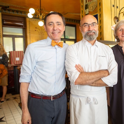 Wieder mit einem Stern ausgezeichnet: (v.l.) Vincent Moisonnier und der Koch Eric Menchon mit Liliane Moissonnier.