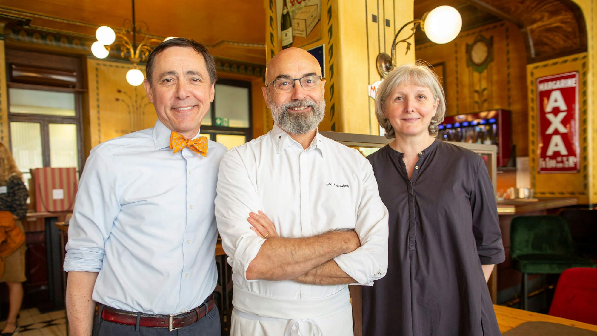 Wieder mit einem Stern ausgezeichnet: (v.l.) Vincent Moisonnier und der Koch Eric Menchon mit Liliane Moissonnier.