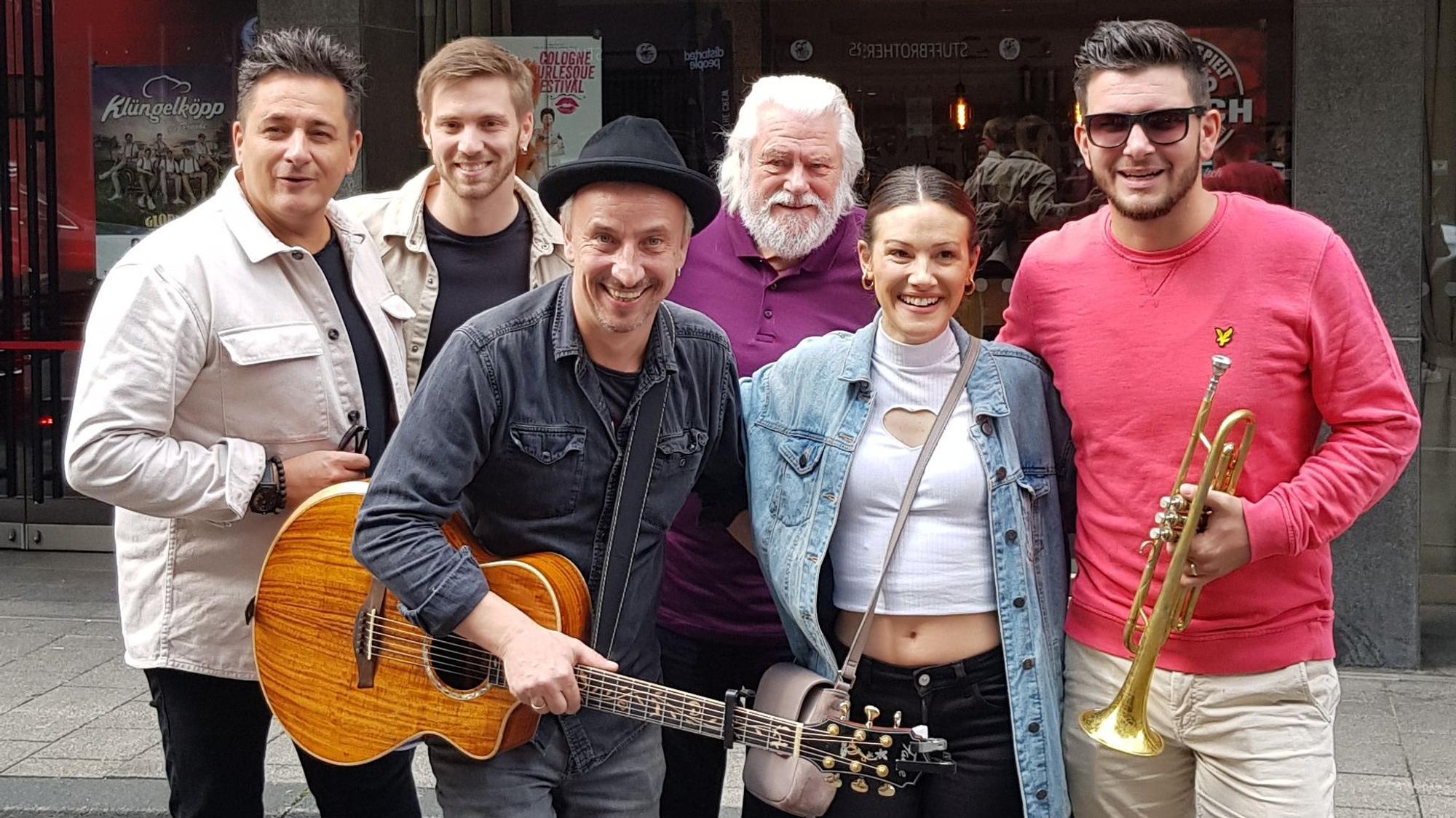 Vorfreude: Stefan Knittler (mit Gitarre) präsentiert im Gloria zum 13. Mal Welthits in kölscher Sprache. Mit dabei sind Micky Nauber (v.l.), Fabian Kronbach, King Size Dick, Sabi Offergeld und Michael Kuhl.