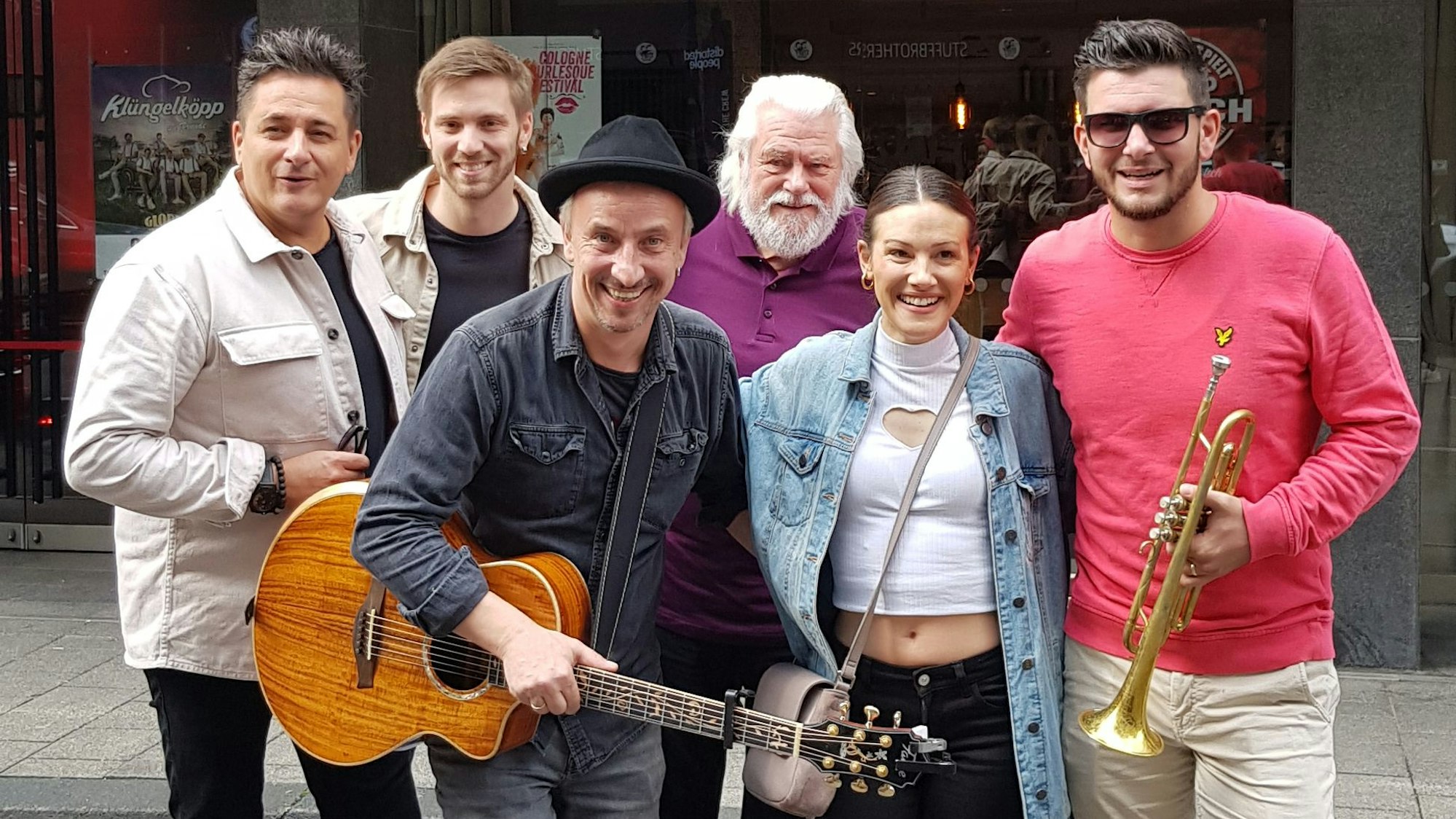 Vorfreude: Stefan Knittler (mit Gitarre) präsentiert im Gloria zum 13. Mal Welthits in kölscher Sprache. Mit dabei sind Micky Nauber (v.l.), Fabian Kronbach, King Size Dick, Sabi Offergeld und Michael Kuhl.