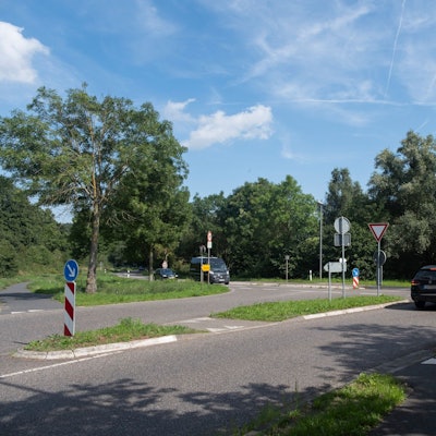 An der Einmündung der Feytalstraße zur L61 in Mechernich wartet ein Fahrzeug den vorfahrtberechtigten Verkehr ab.
