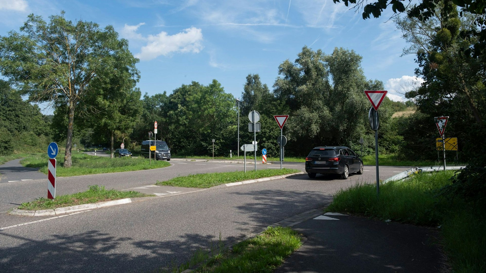 An der Einmündung der Feytalstraße zur L61 in Mechernich wartet ein Fahrzeug den vorfahrtberechtigten Verkehr ab.