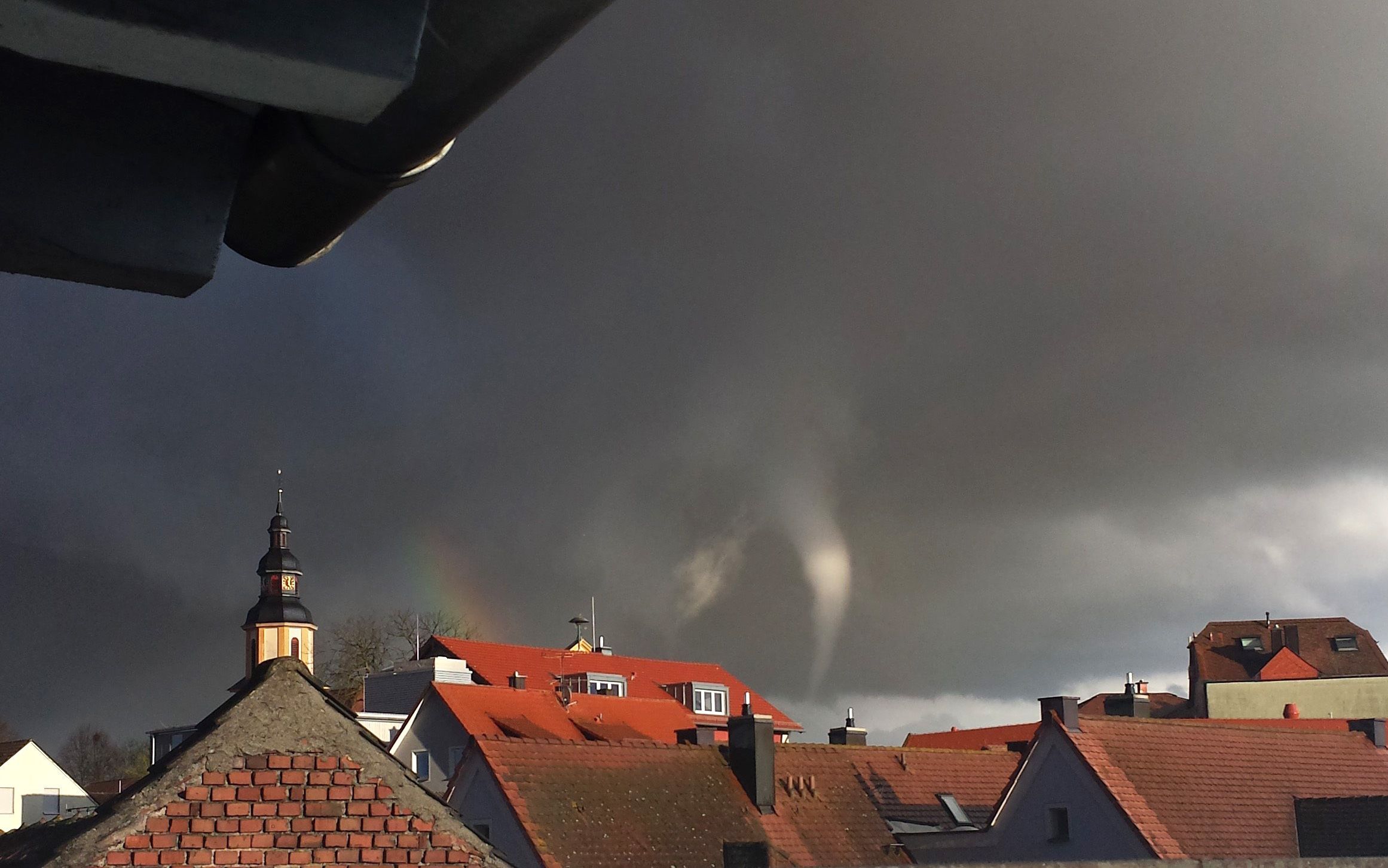Ein Tornado, aufgenommen 2017 den Dächern vorn Kürnach bei Würzburg (Bayern) zu sehen. (Symbolbild) Am Mittwochabend verursachte ein Tornado Schäden in Würzburg.