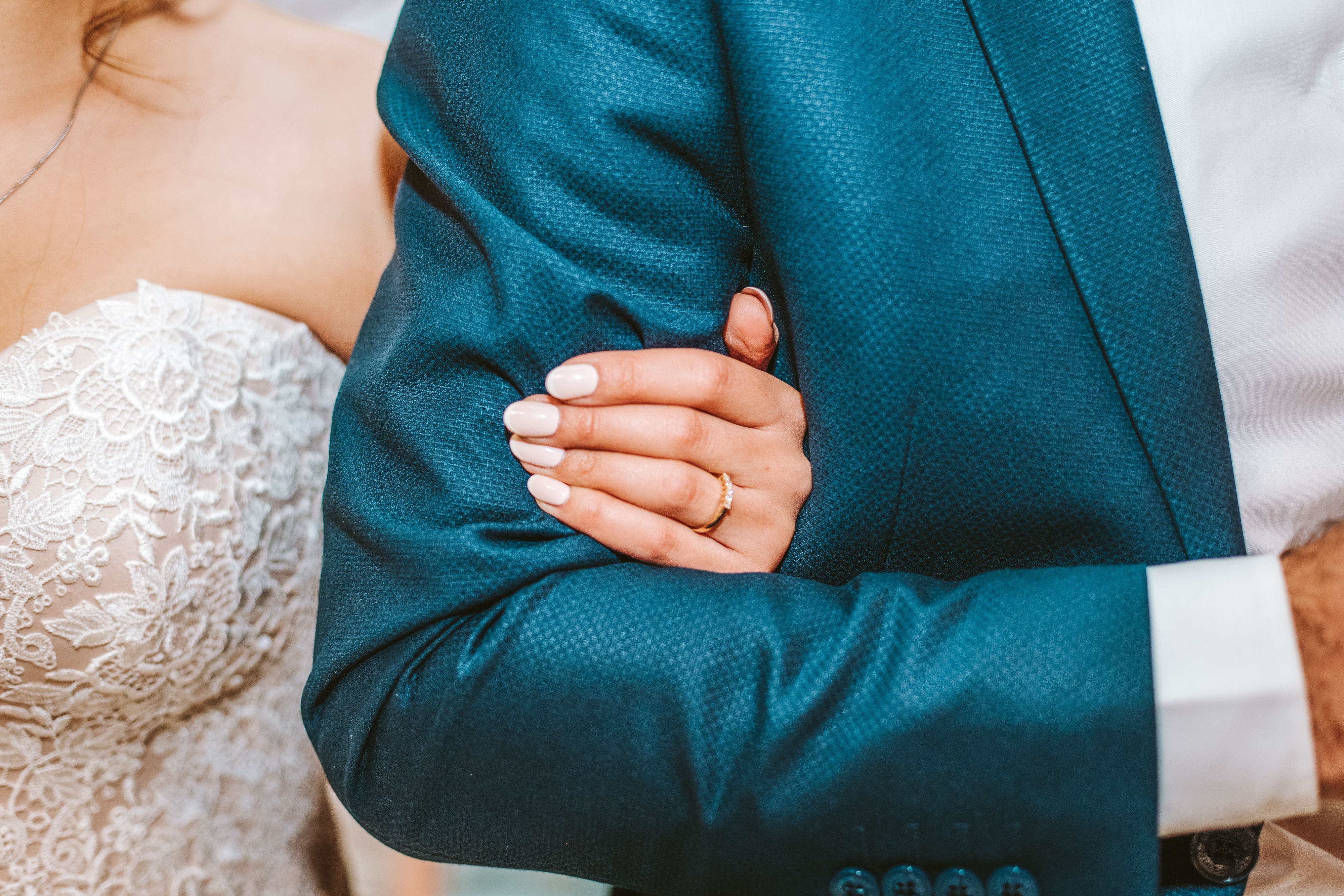 Eine Braut und ein Bräutigam bei einer Hochzeit. In Jordanien ist bei einer Hochzeit ein Bräutigam durch Freudenschüsse tödlich verletzt worden. (Symbolbild)