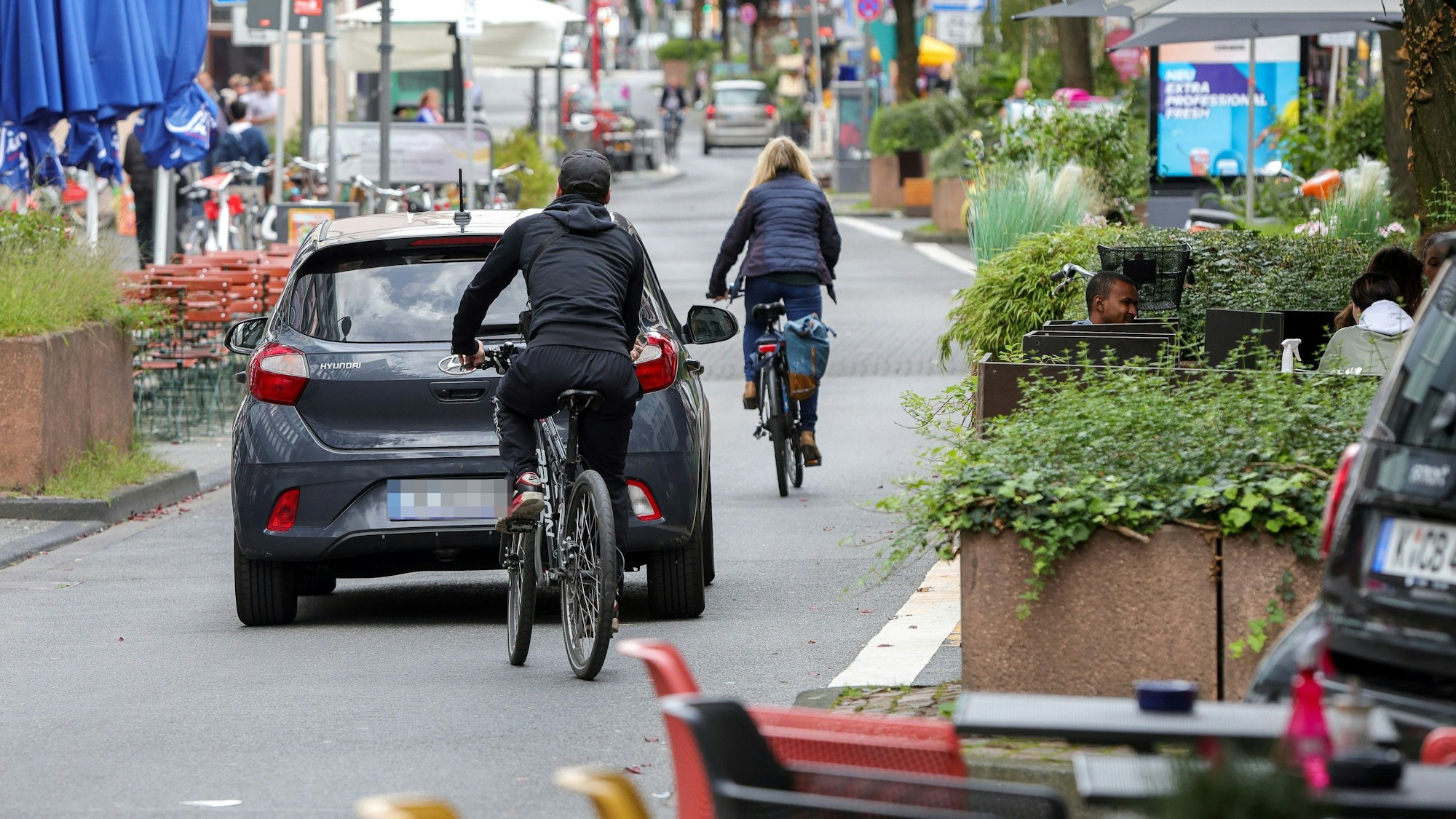 Autos und Radfahrer fahren über die Deutzer Freiheit.