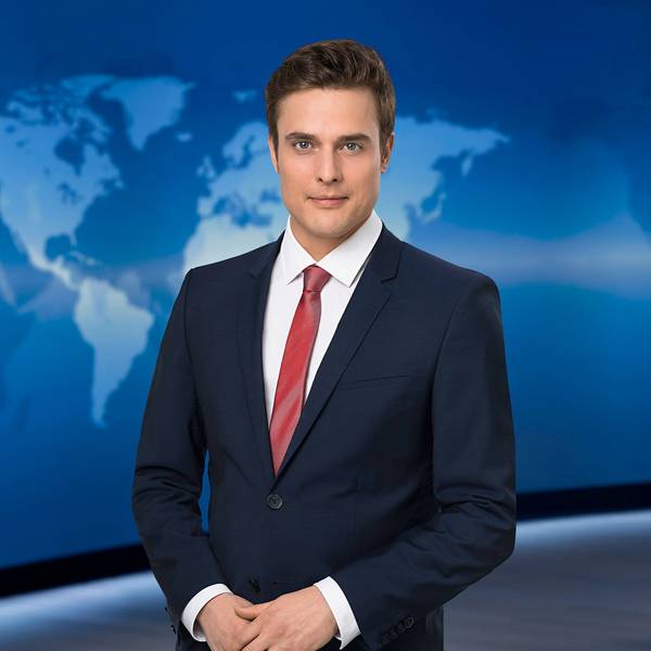 Ein Foto des NDR zeigt Constantin Schreiber im „Tagesschau“-Studio. Der Sprecher der Nachrichtensendung wurde in Jena mit einer Torte attackiert.