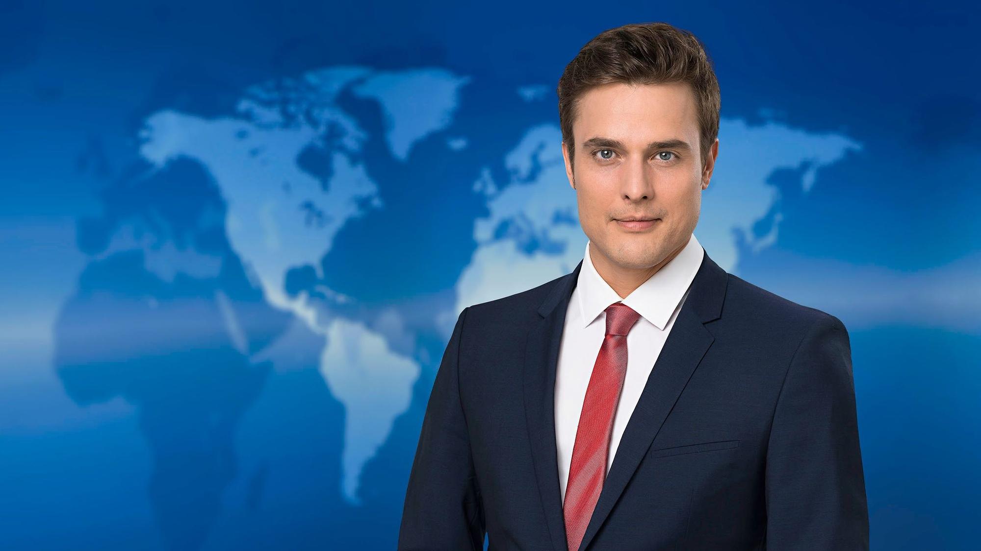 Ein Foto des NDR zeigt Constantin Schreiber im „Tagesschau“-Studio. Der Sprecher der Nachrichtensendung wurde in Jena mit einer Torte attackiert.