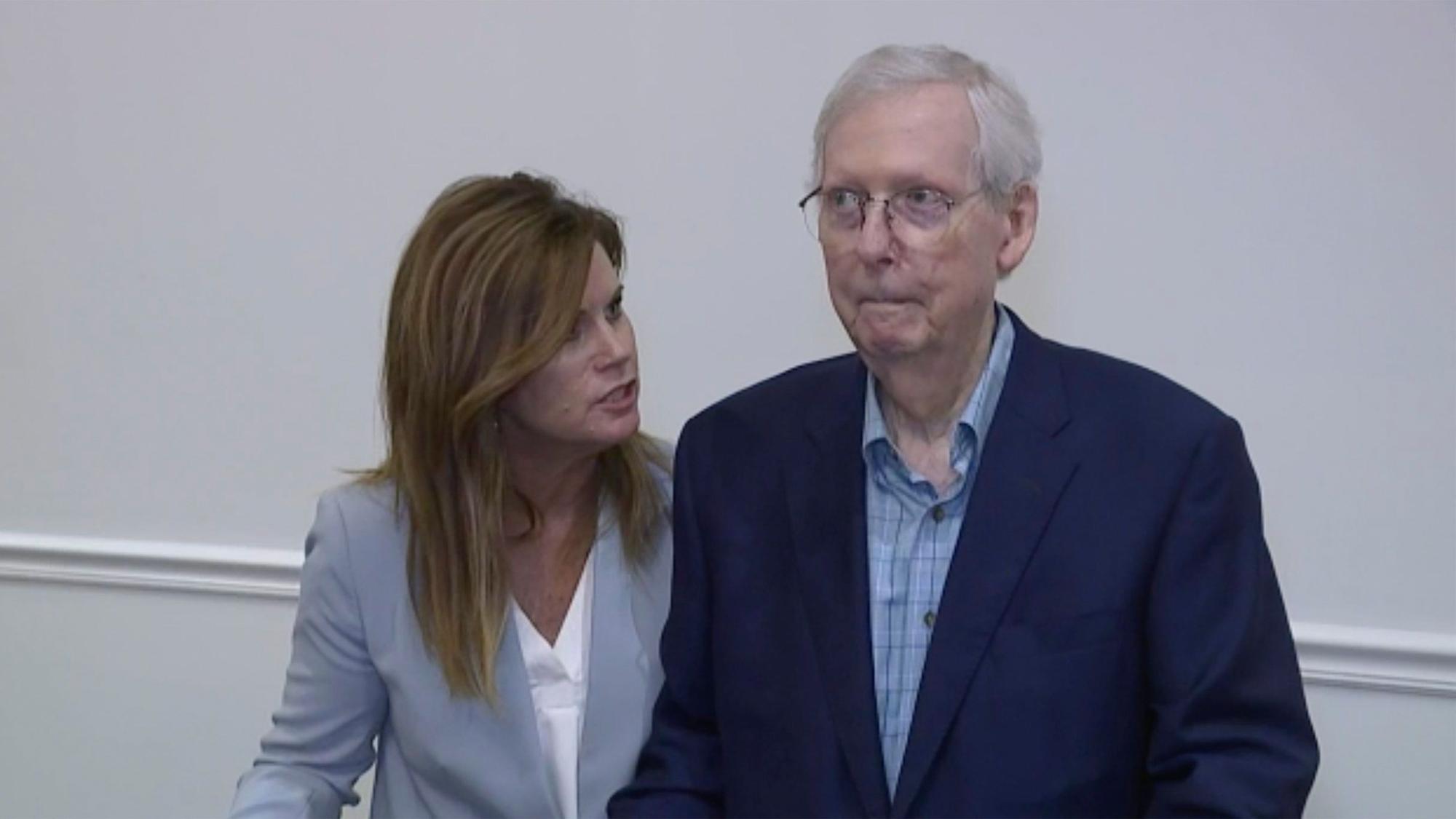 Robbin Taylor, State Director von Minderheitenführer im Senat, steht neben Mitch McConnell, während er vor der NKY-Handelskammer im Madison Event Center spricht.