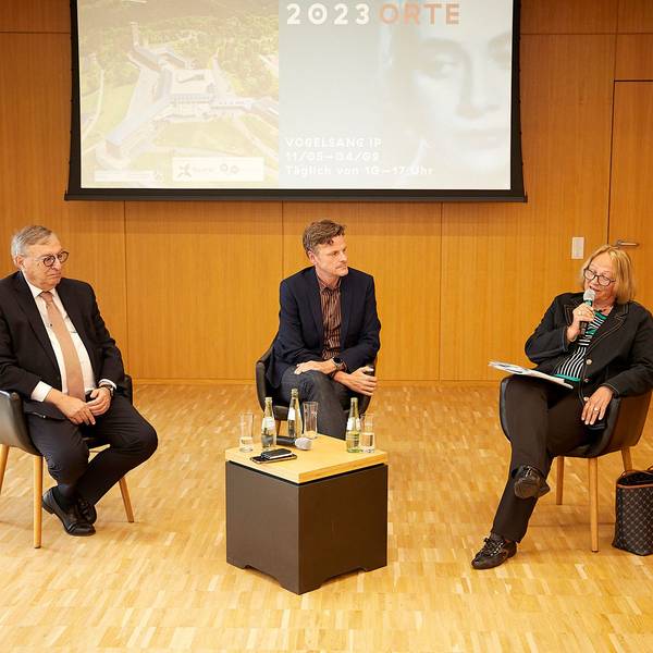 Das Bild zeigt die Diskussionsrunde in Vogelsang: Abraham Lehrer (l.) und Sabine Leutheusser-Schnarrenberger mit Marco Rose