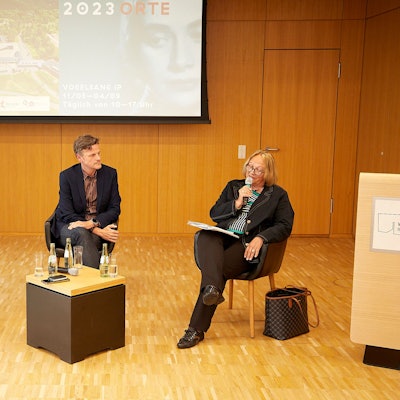 Das Bild zeigt die Diskussionsrunde in Vogelsang: Abraham Lehrer (l.) und Sabine Leutheusser-Schnarrenberger mit Marco Rose