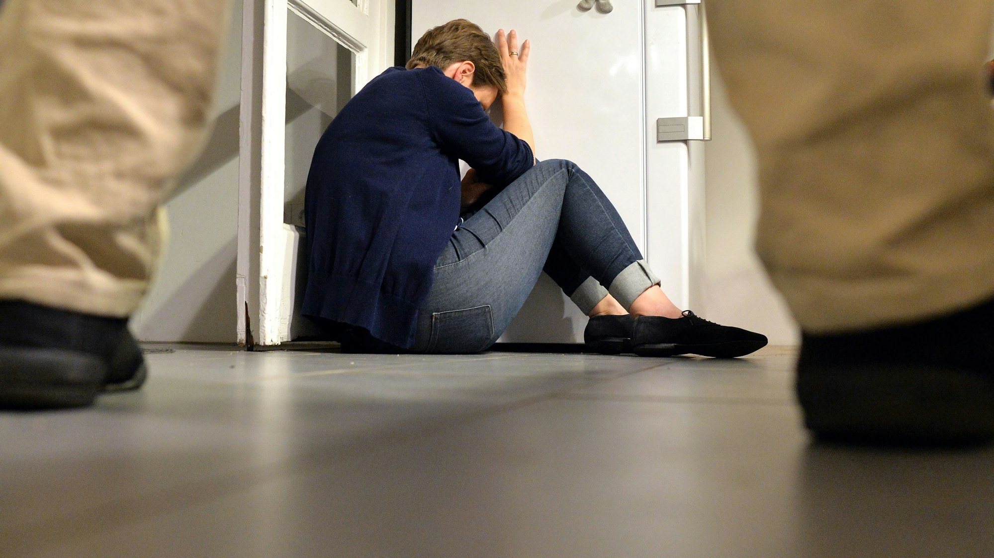 Eine Frau versucht, sich vor der Gewalt eines Mannes zu schützen.