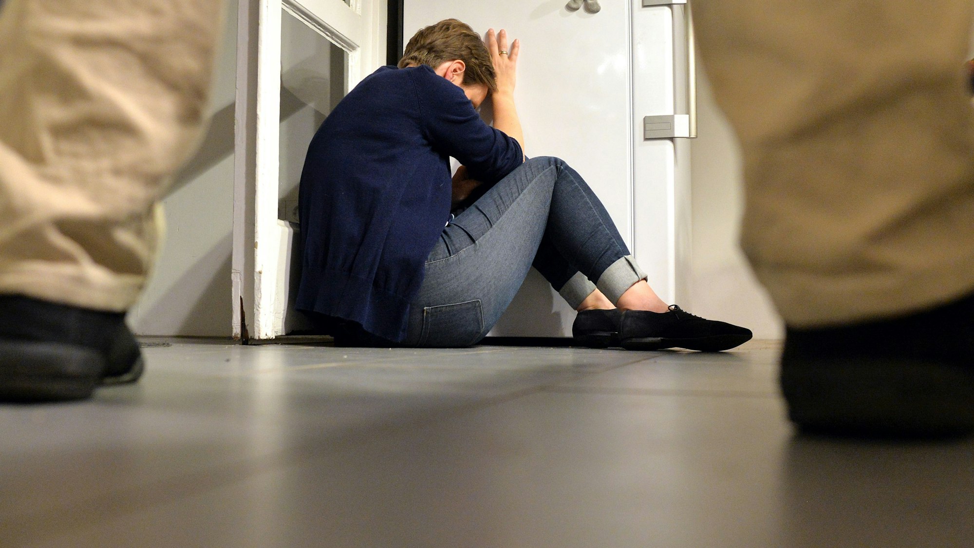 Eine Frau versucht, sich vor der Gewalt eines Mannes zu schützen.