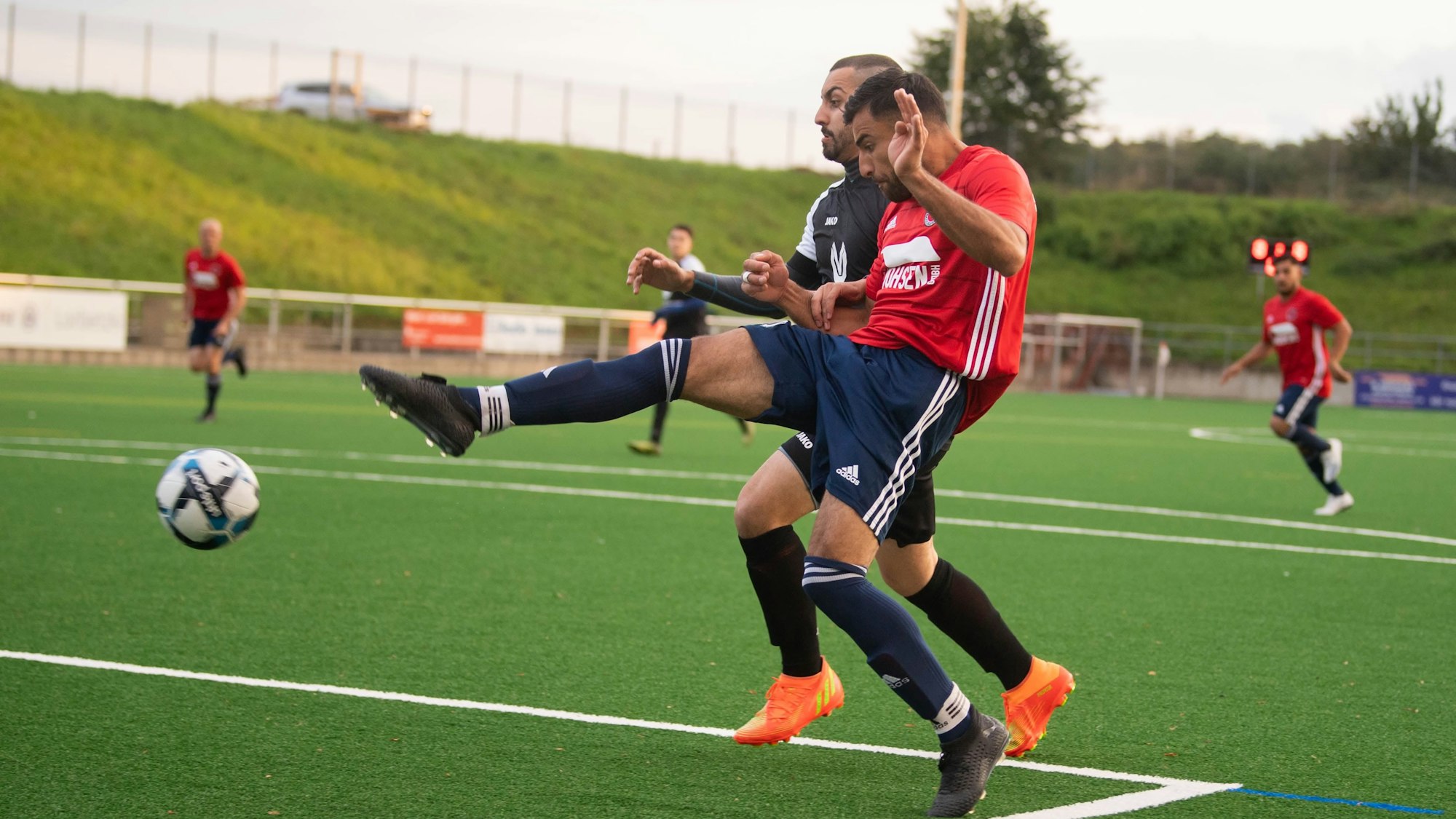Das Bild zeigt Lommersums Torschütze Gani Rama kurz vor dem 1:0.