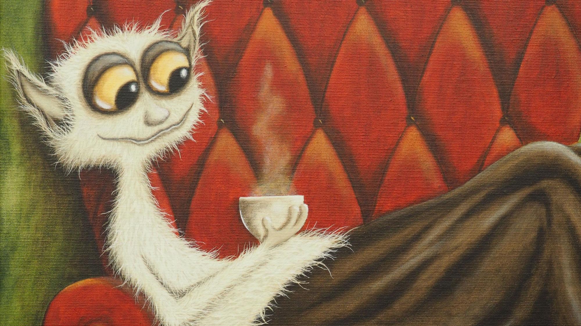 Das Gemälde zeigte ein katzenartiges Wesen, das mit einem Becher Tee auf dem Sofa liegt.
