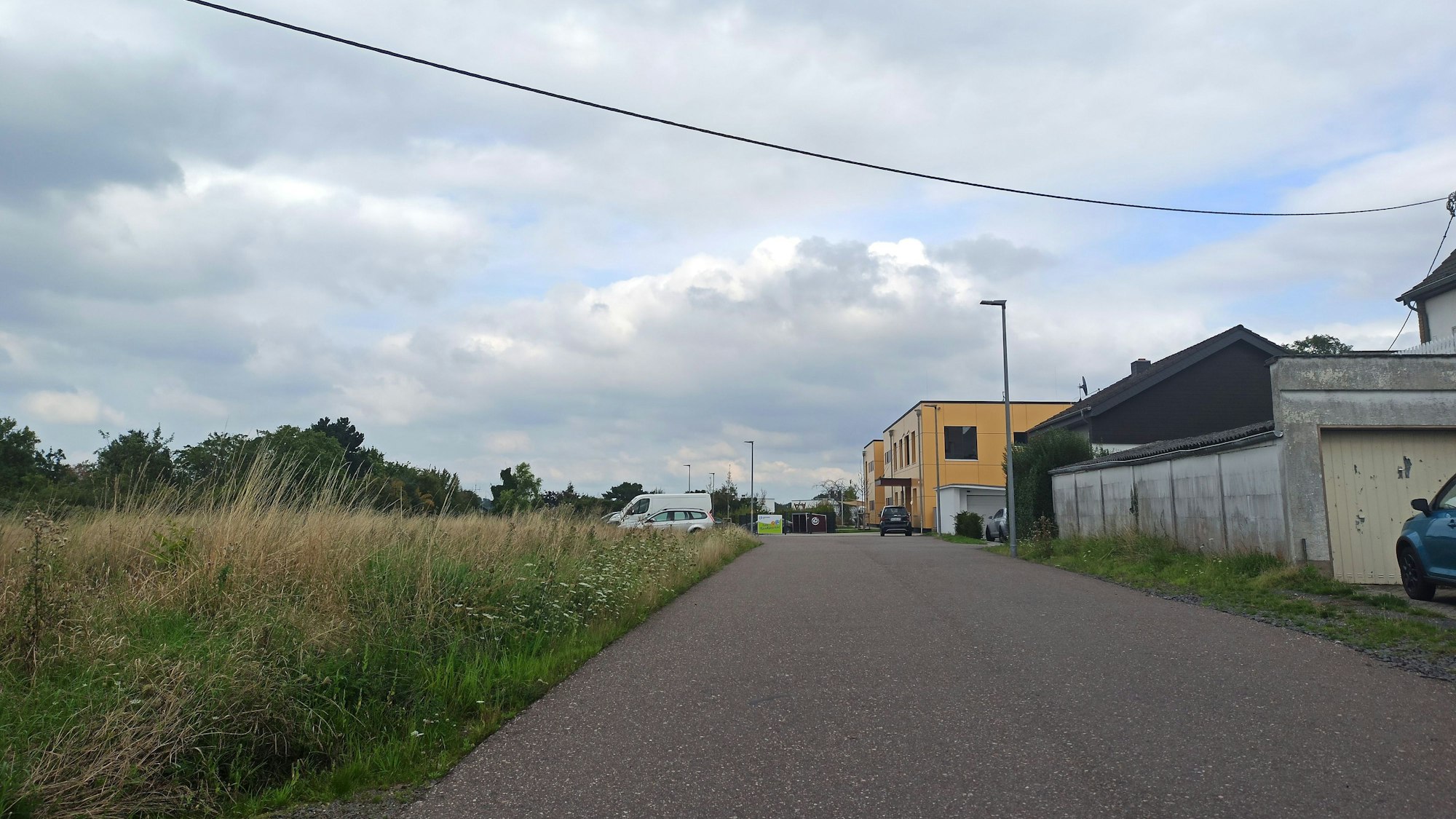 31. August 2023. Bornheim. Die geplante Flüchtlingsunterkunft am Hexenweg gegenüber der Lebenshilfe-Kita "Märchenwald" (orangefarbenes Gebäude rechts) sorgte für Diskussion beim Bornheimer Bürgerdialog. Foto: Frank Engel-Strebel