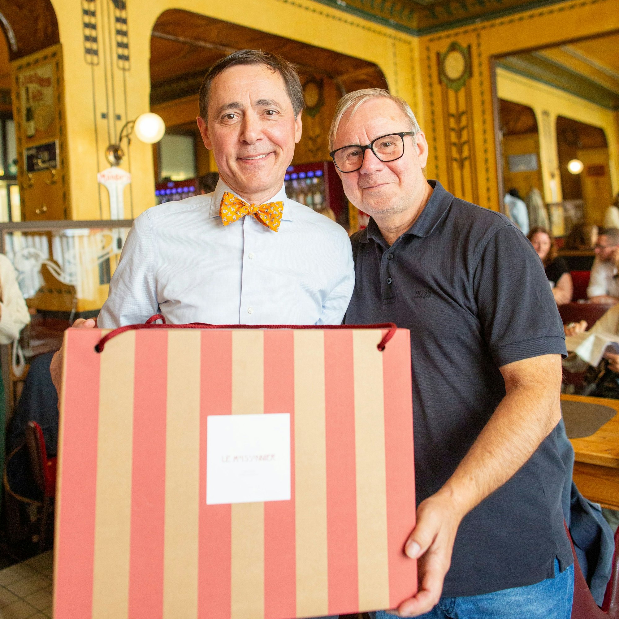 Gemeinsam mit Schauspieler und Stammgast Joachim Król (r.) präsentiert Vincent Moissonnier die Außer-Haus-Box.