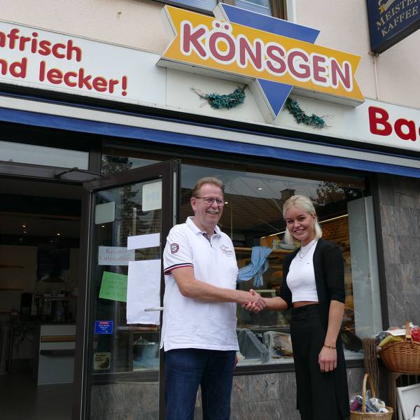 Der alte Chef, Rainer Könsgen, übergibt seine bisherige Bäckerei Könsgen an die neue Chefin, Pia Schmitt.