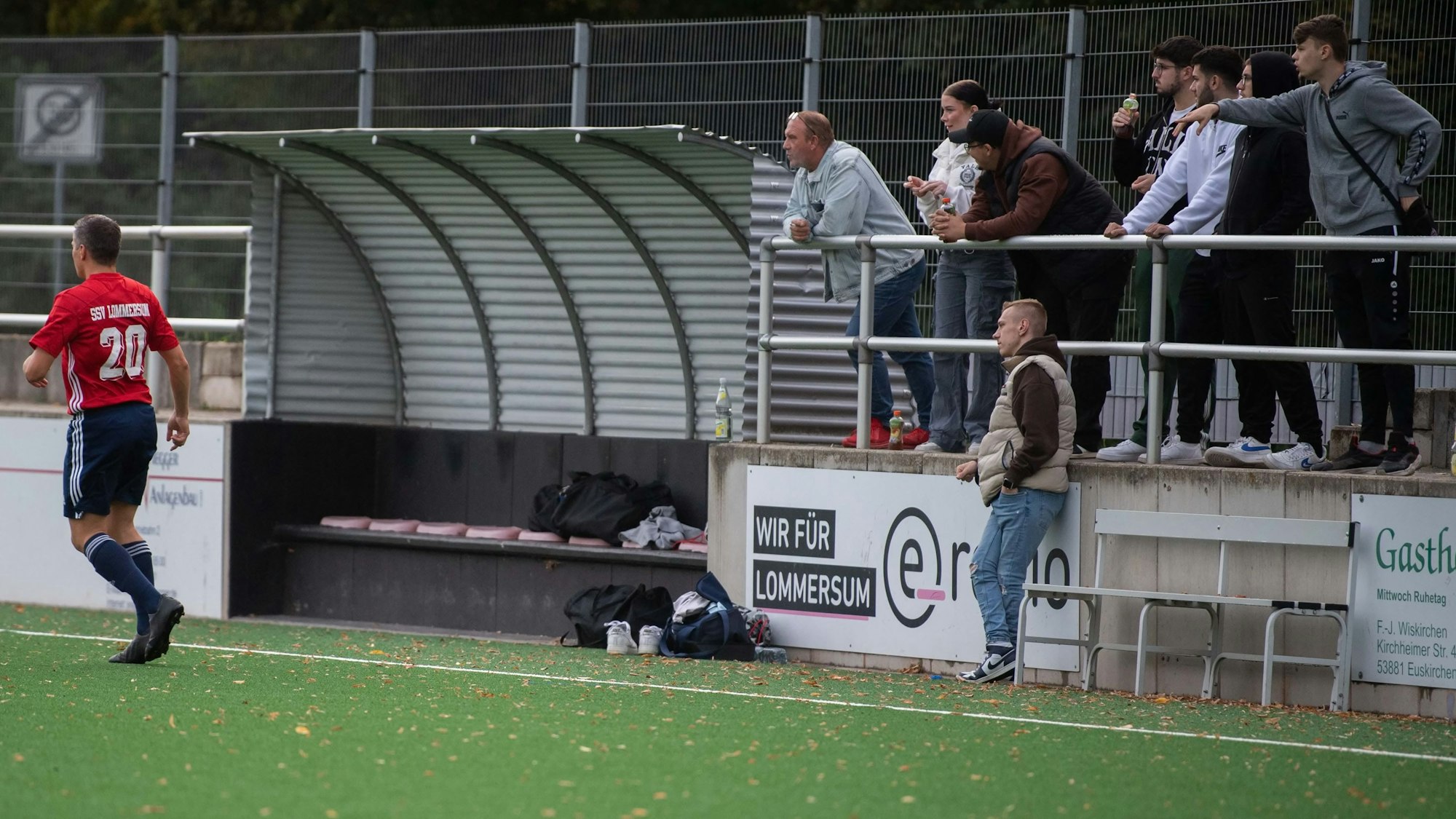 Das Bild zeigt die Stotzheimer Auswechselbank in Lommersum. Sie ist verwaist.