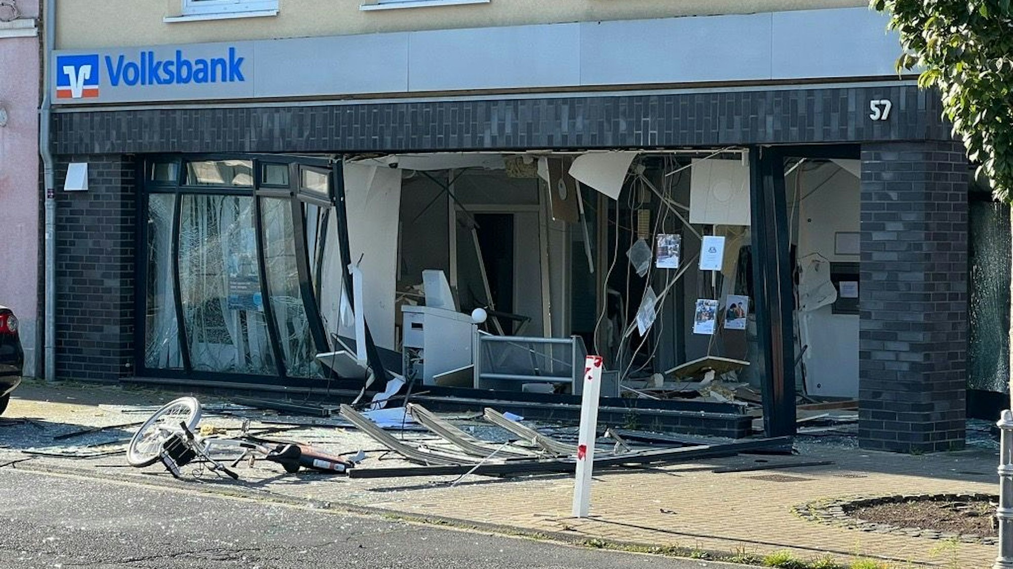 Geldautomatensprengung bei einer Volksbank in Kerpen-Buir im Rhein-Erft-Kreis.