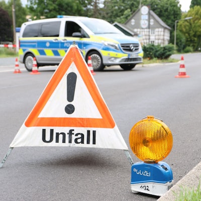 Zu sehen ist eine gesperrte Straße nach einem Verkehrsunfall. l