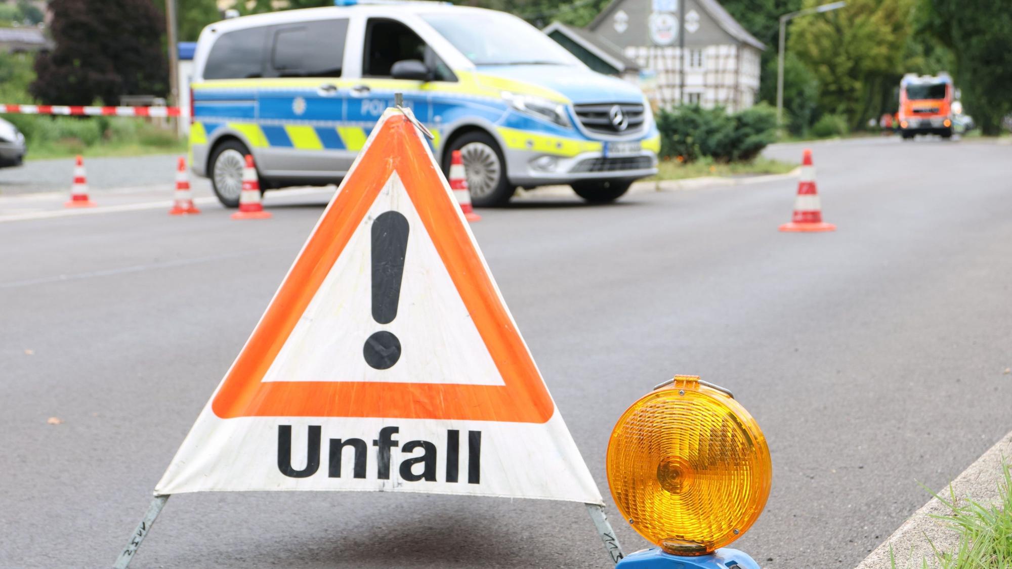 Zu sehen ist eine gesperrte Straße nach einem Verkehrsunfall. l