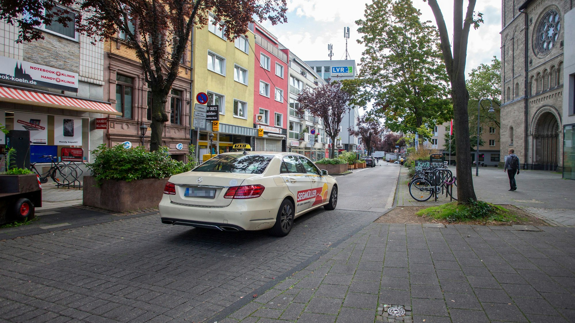 Die Deutzer Freiheit ist wieder frei für  Autos