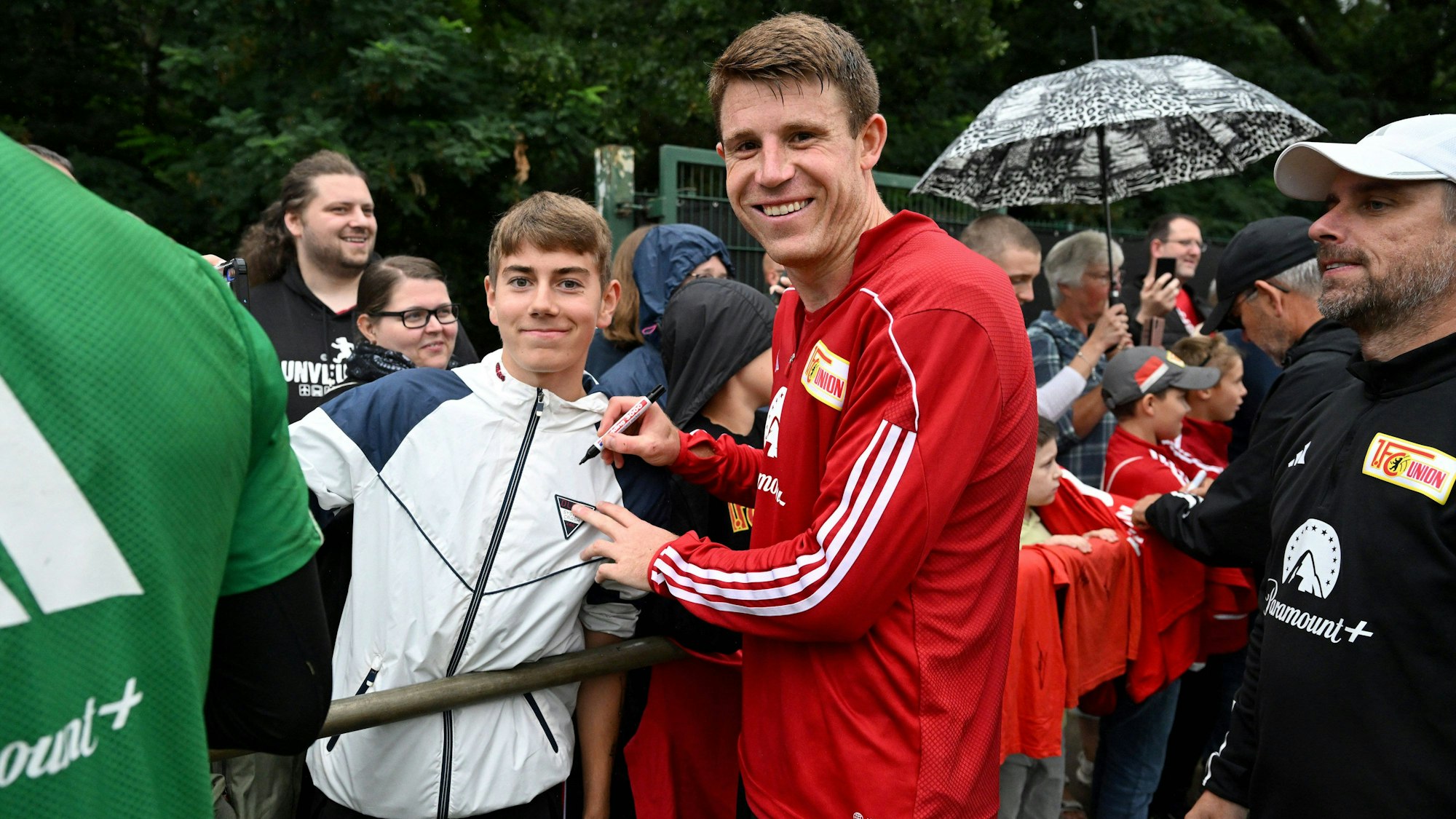 Fussball, Herren, Saison 2023/2024, 1. Bundesliga, 1. FC Union Berlin, öffentliches Training, Dominique Heintz 1. FC Union bei den Fans, 29.08. 2023, *** Football, men, season 2023 2024, 1 Bundesliga, 1 FC Union Berlin, public training, Dominique Heintz 1 FC Union with the fans, 29 08 2023, Copyright: xMatthiasxKochx