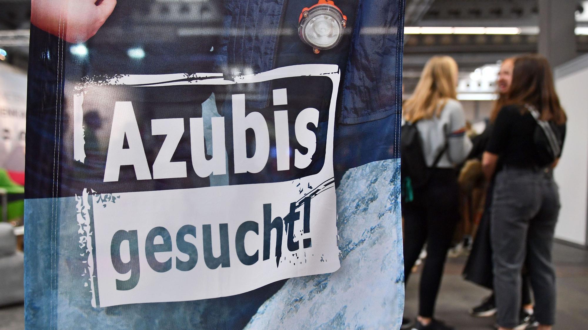 Immer mehr Betriebe in Deutschland finden einer Umfrage zufolge nicht genügend Auszubildende.