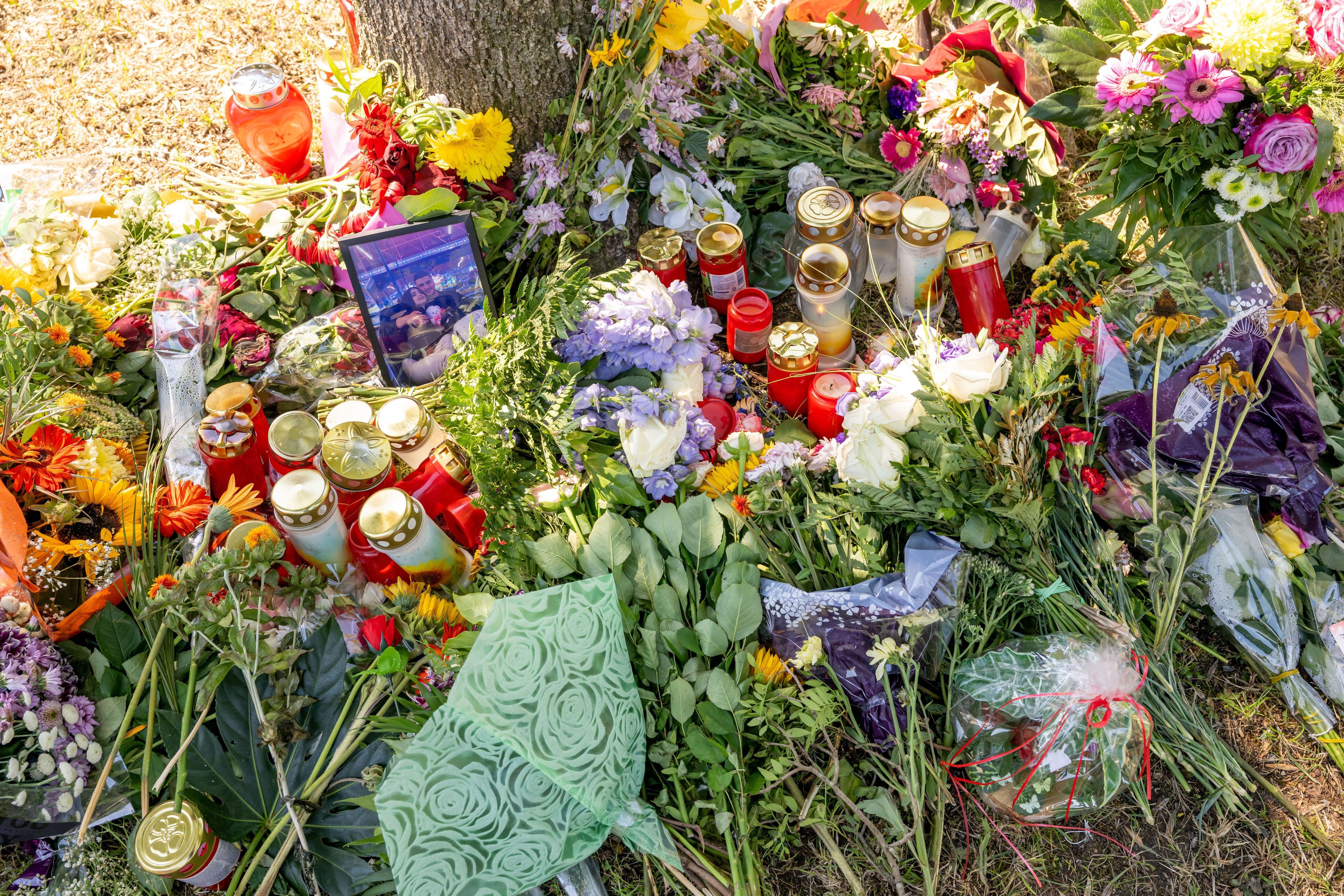 Bayern, Ingolstadt: Blumen, Kerzen und Bilder liegen an einem Baum