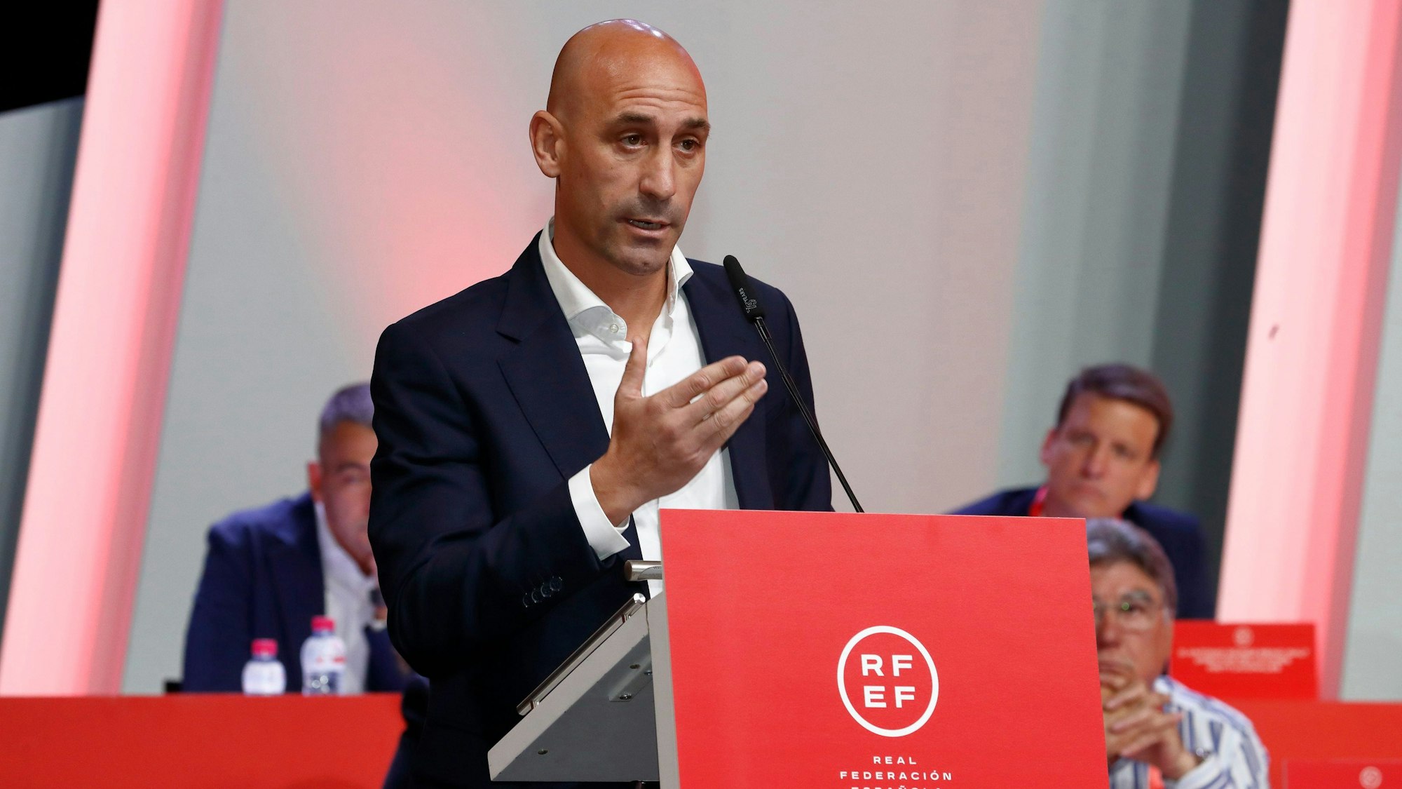 Luis Rubiales bei einer Sondersitzung des spanischen Fußballverbands RFEF zum Kuss-Skandal.