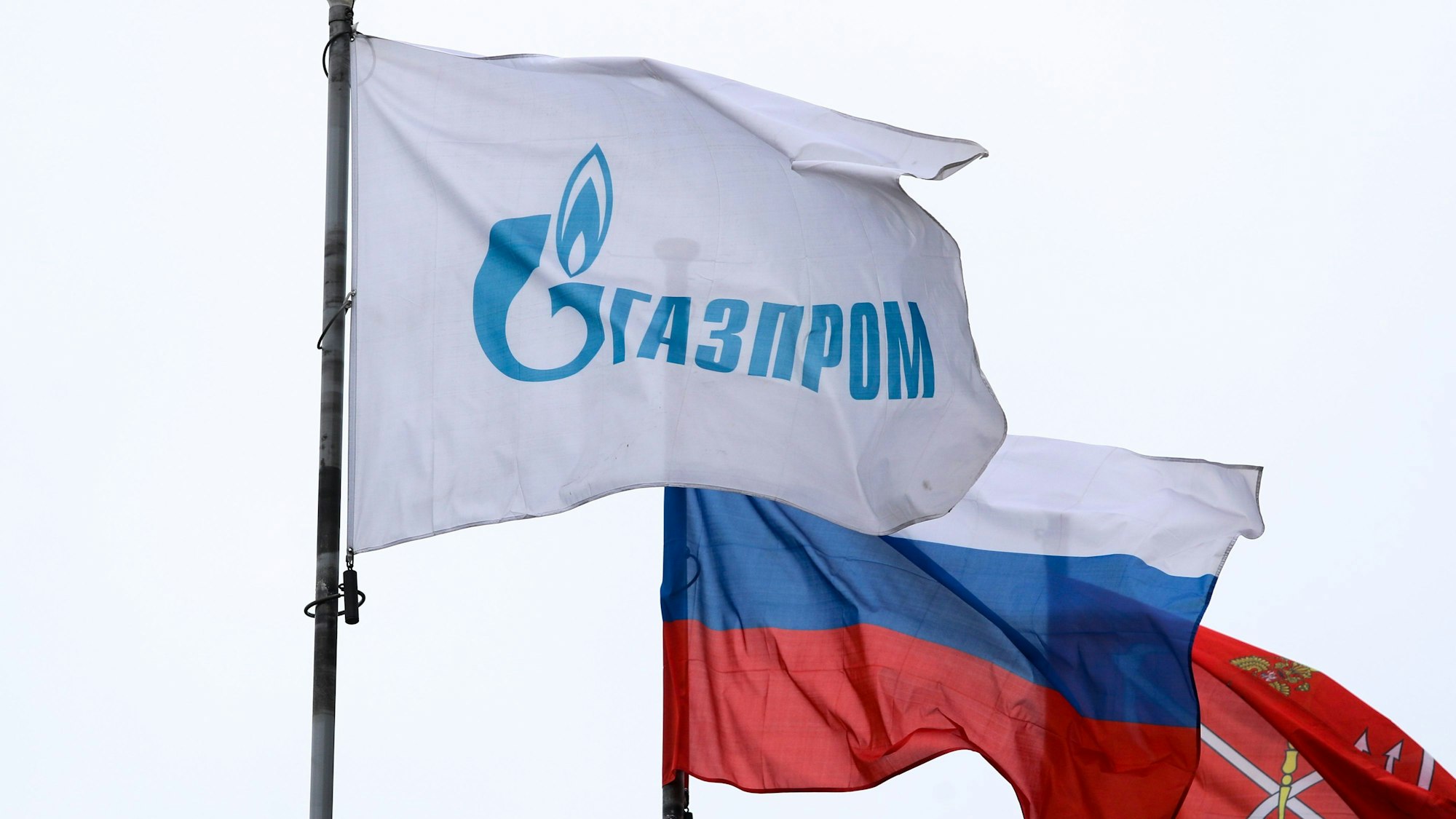 Eine Flagge mit dem Gazprom-Logo weht an einer Niederlassung des russischen Staatskonzerns in St. Petersburg.