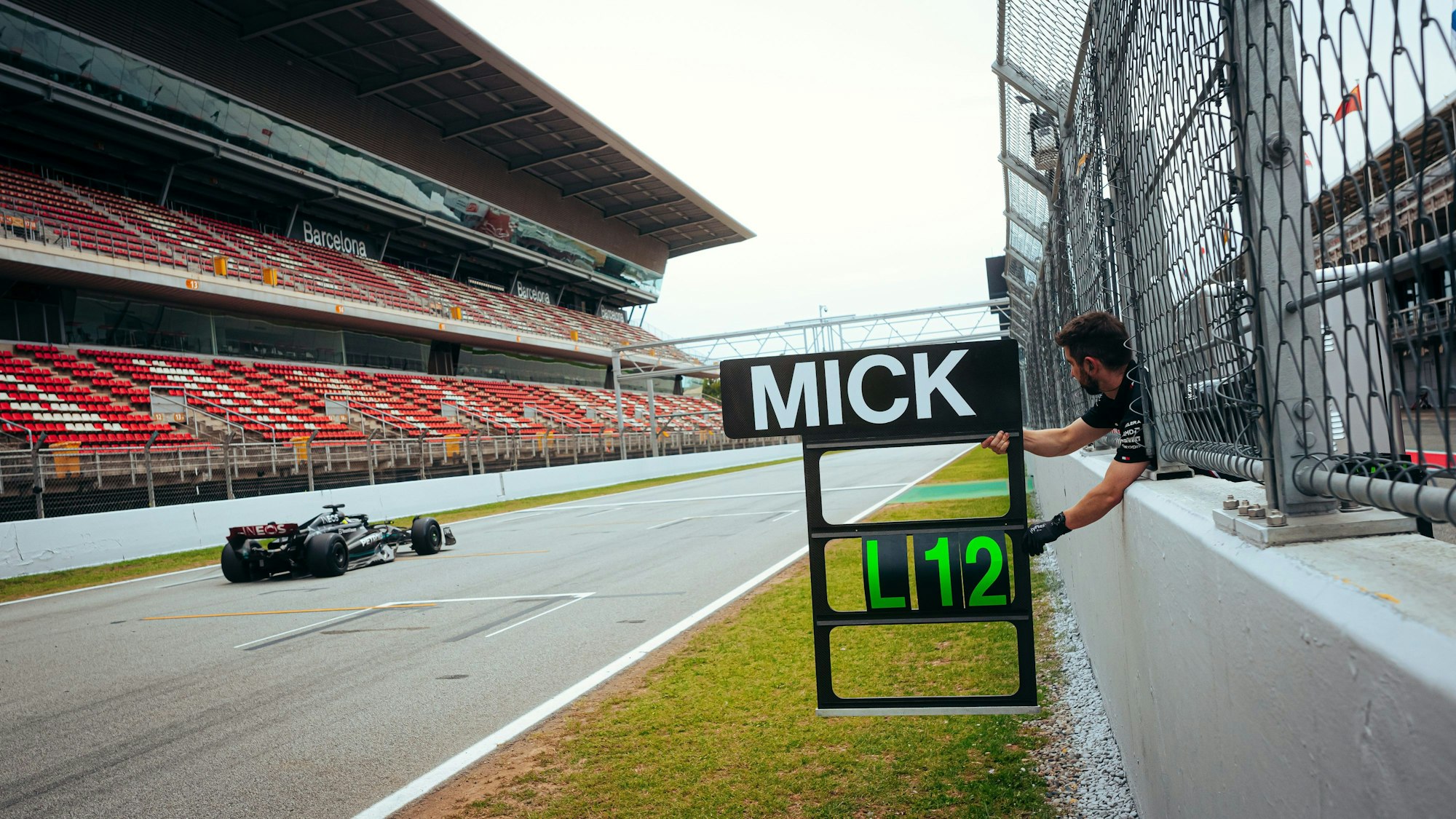 Spanien, Barcelona: Motorsport: Formel 1, Testfahrten, Tag 2, Pirelli Test. Mick Schumacher fährt im Mercedes über die Strecke.