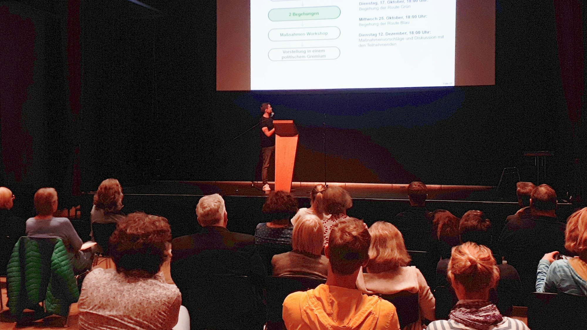 Ein Rendner hält eine Präsentation.