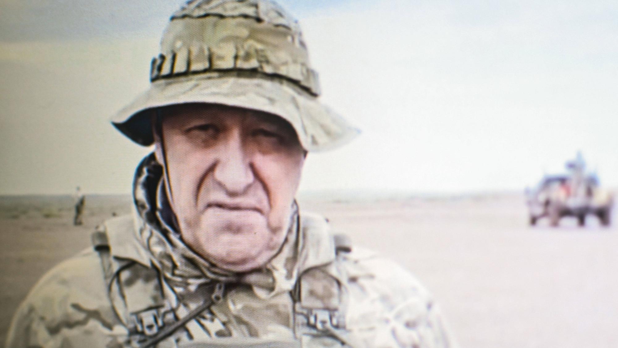 Ein Screenshot zeigt Jewgeni Prigoschin, vermutlich in Afrika. Bislang galt die Aufnahme als die letzte vor dem Tod des Söldnerchefs. Nun hat die Wagner-Gruppe ein weiteres Video Prigoschins veröffentlicht.