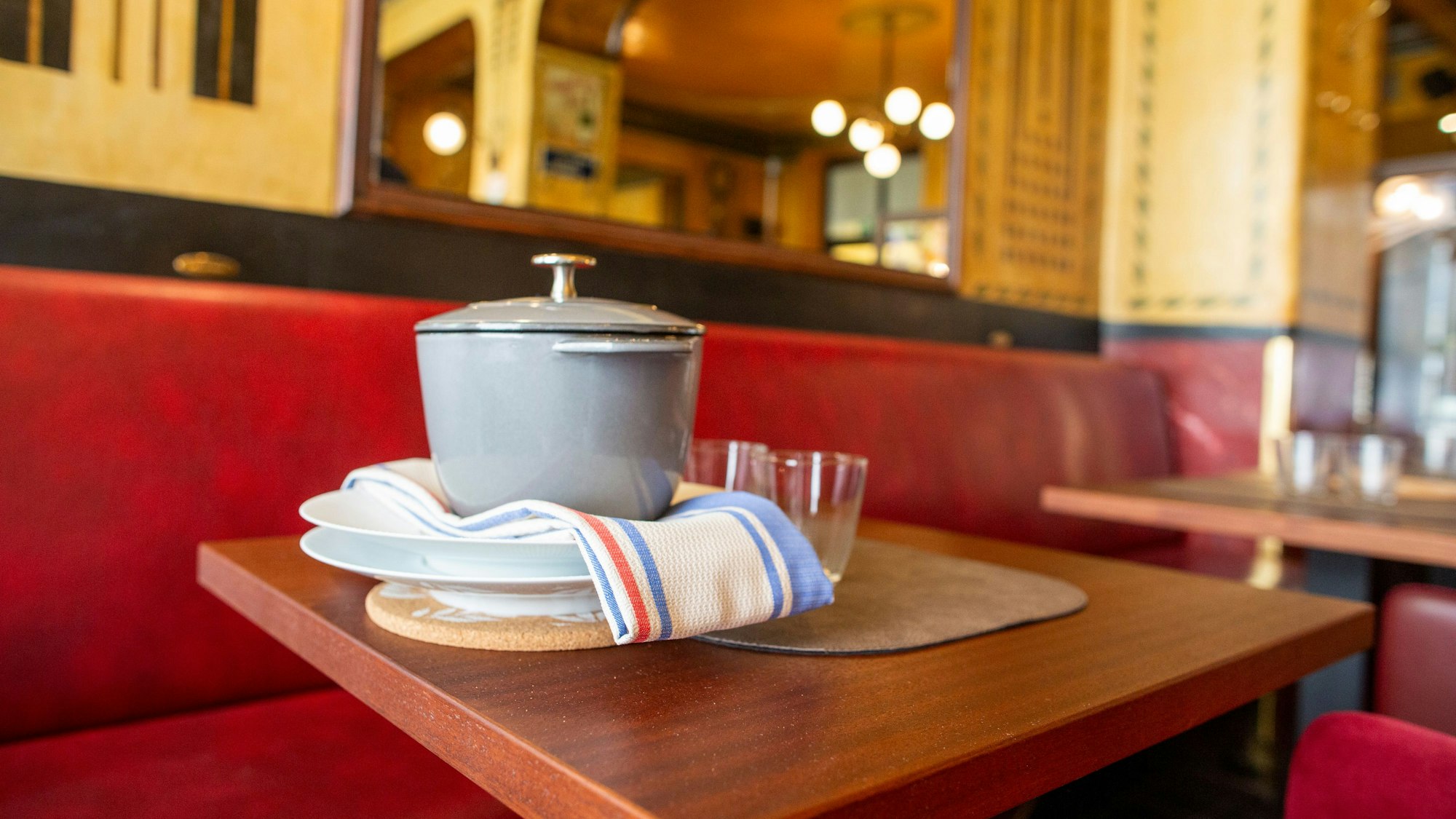 Das Tagesgericht, die Plat du jour, wird in einer Cocotte serviert.