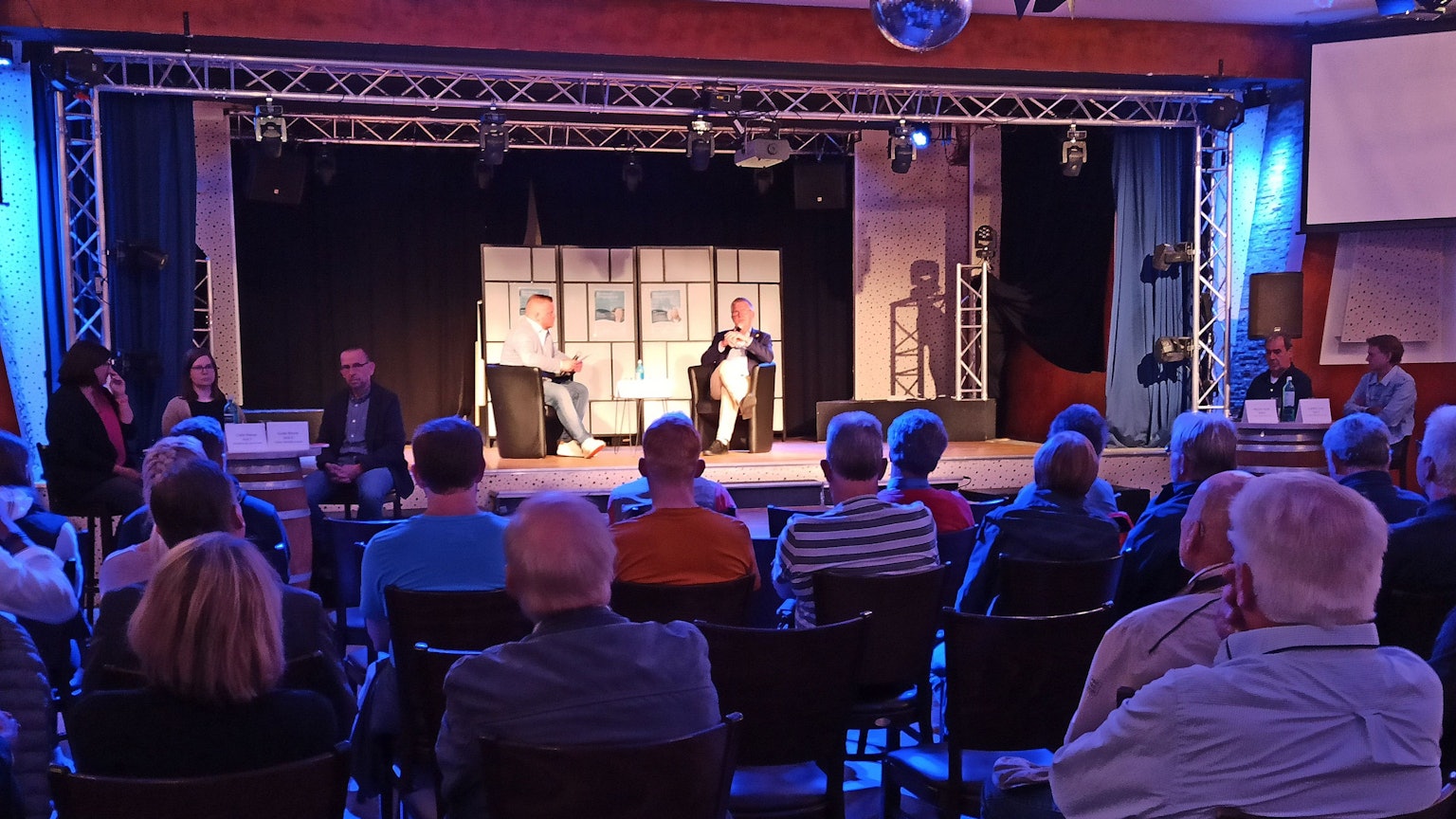 31. August 2023 Bornheim. Im Brauhaus Kaiserhalle war Bornheims Bürgermeister Christoph Becker (rechts) zu Gast beim Ortsgespräch von Ortsvorsteher Dominik Pinsdorf. Foto: Frank Engel-Strebel