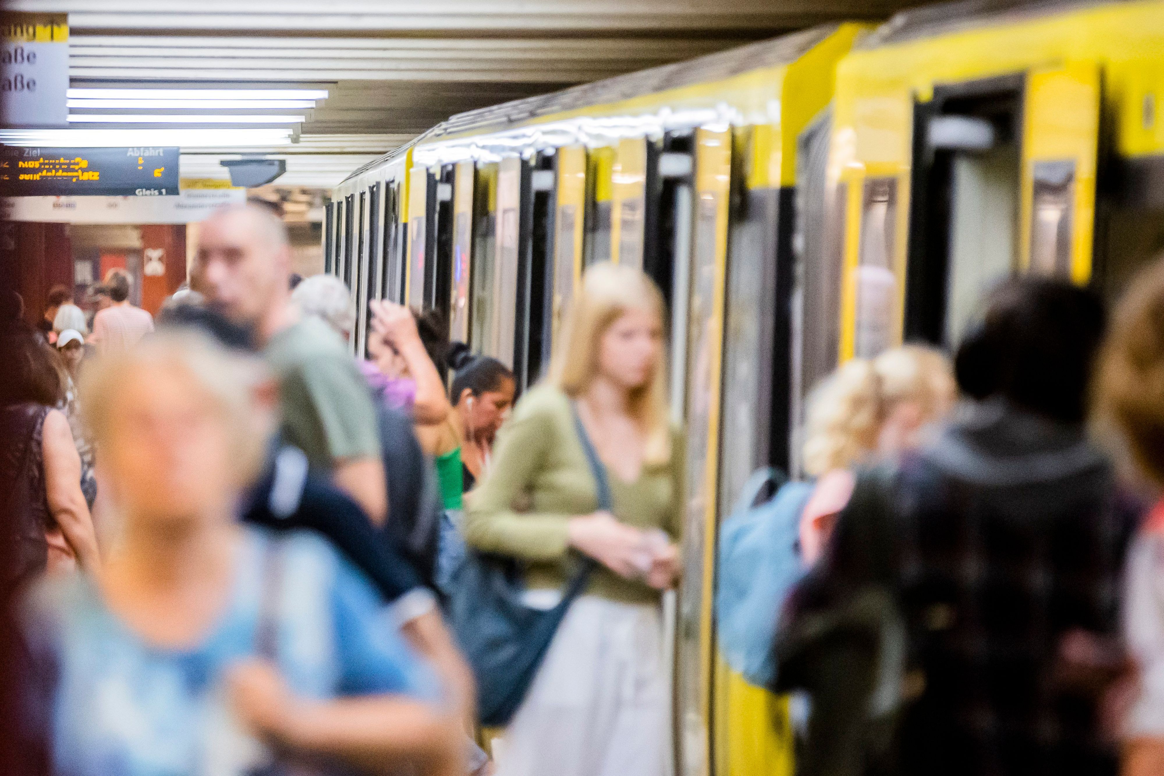 Fahrgäste steigen am Alexanderplatz am Bahnsteig der Linie U2 um.
