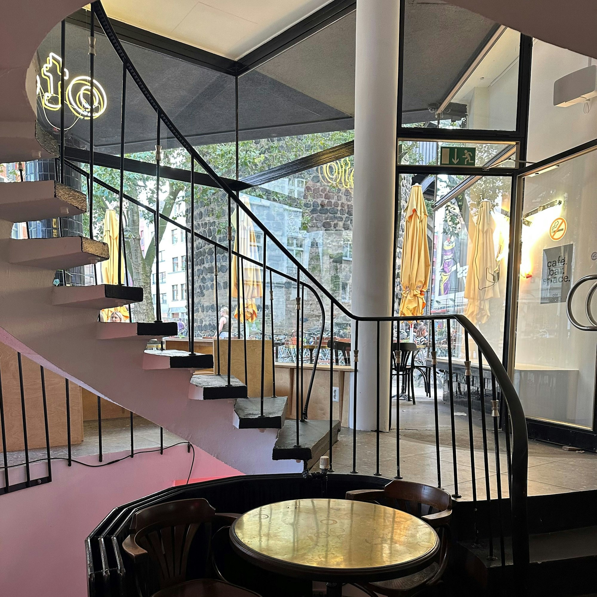 Geschwungene Treppe, große Fensterfront im Oté.